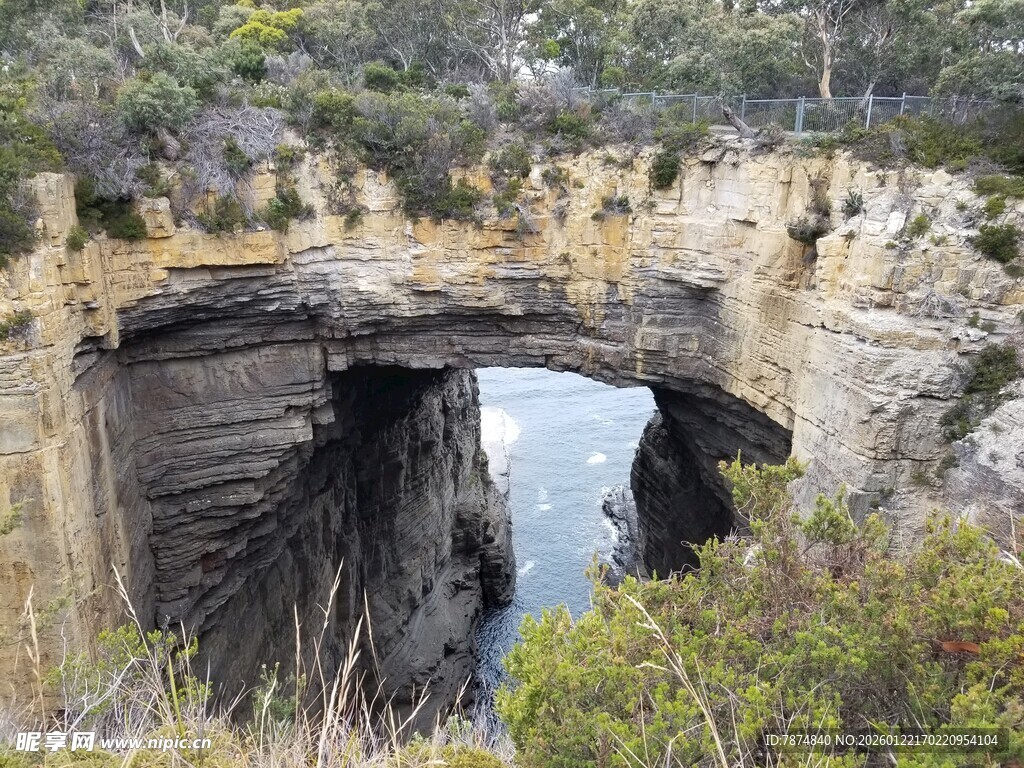 天然石桥下的静谧水域