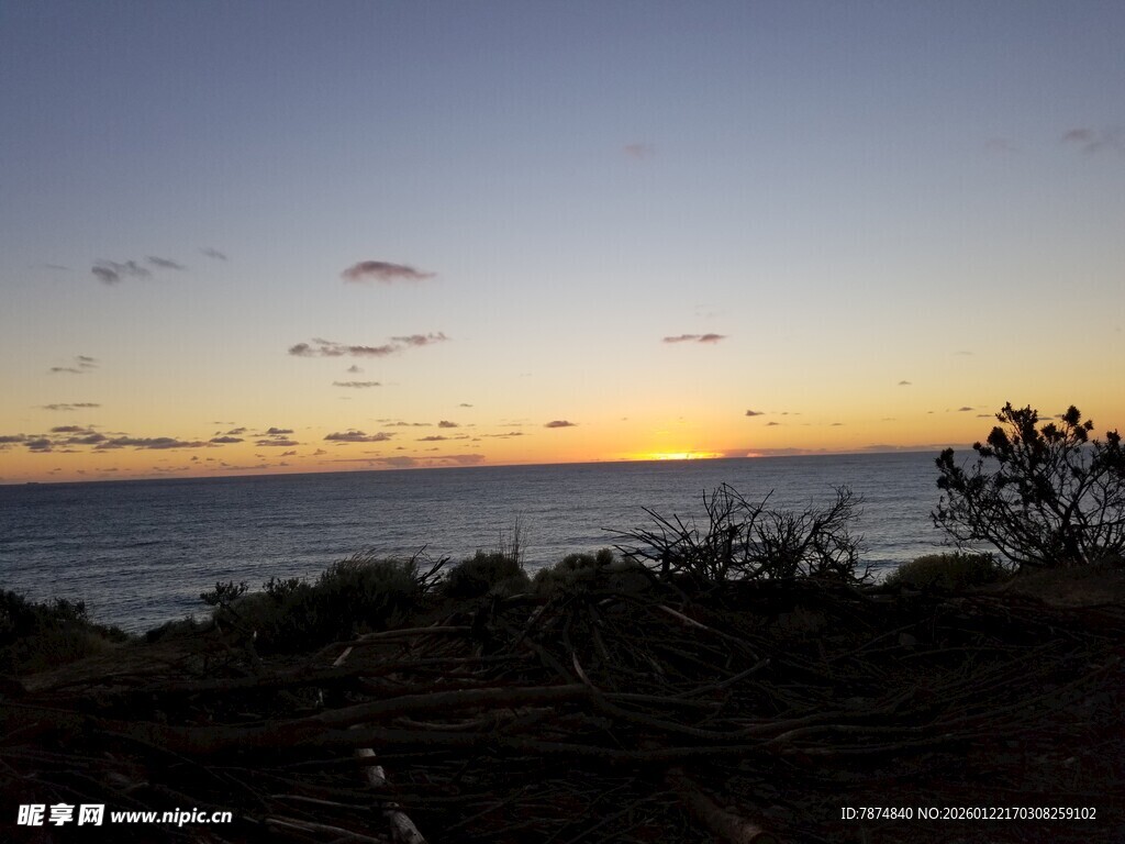 海边日落时分的自然美景