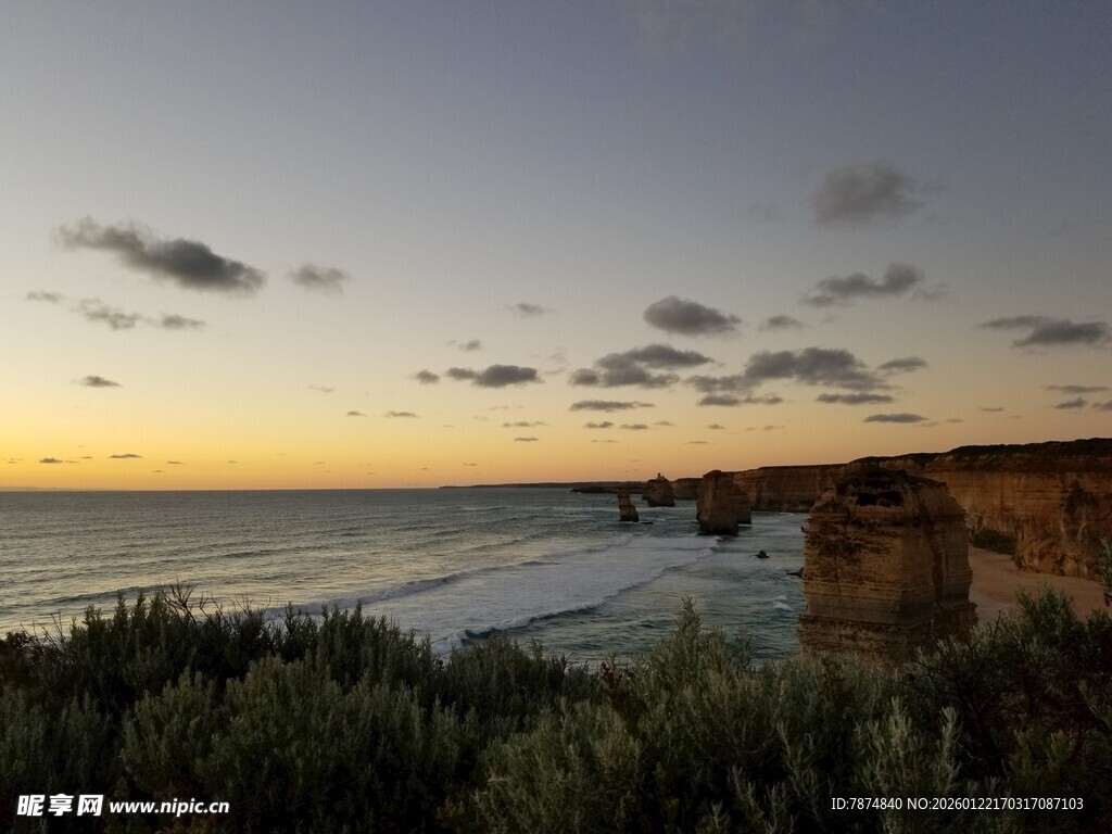 海边日落时分的壮丽景致