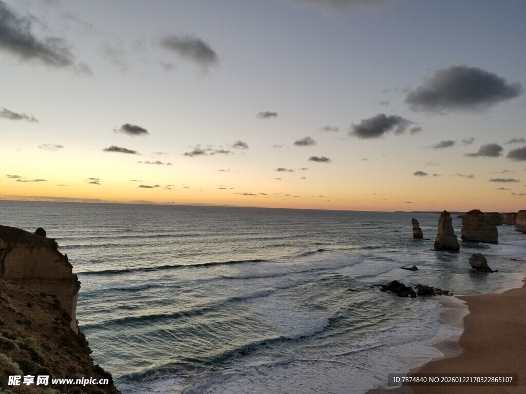 海边日落时的壮美海岸线