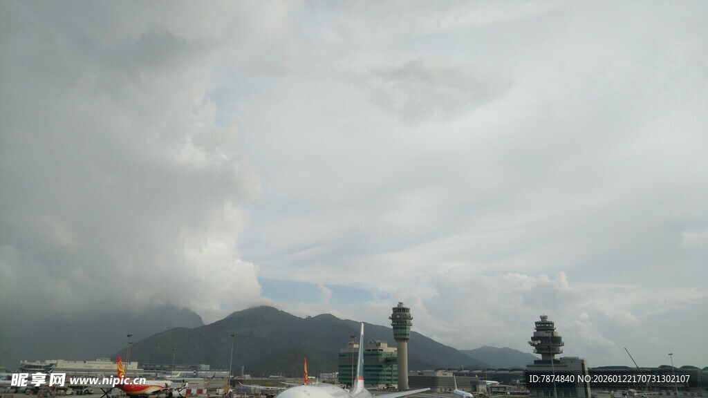 机场远景下的多云天气