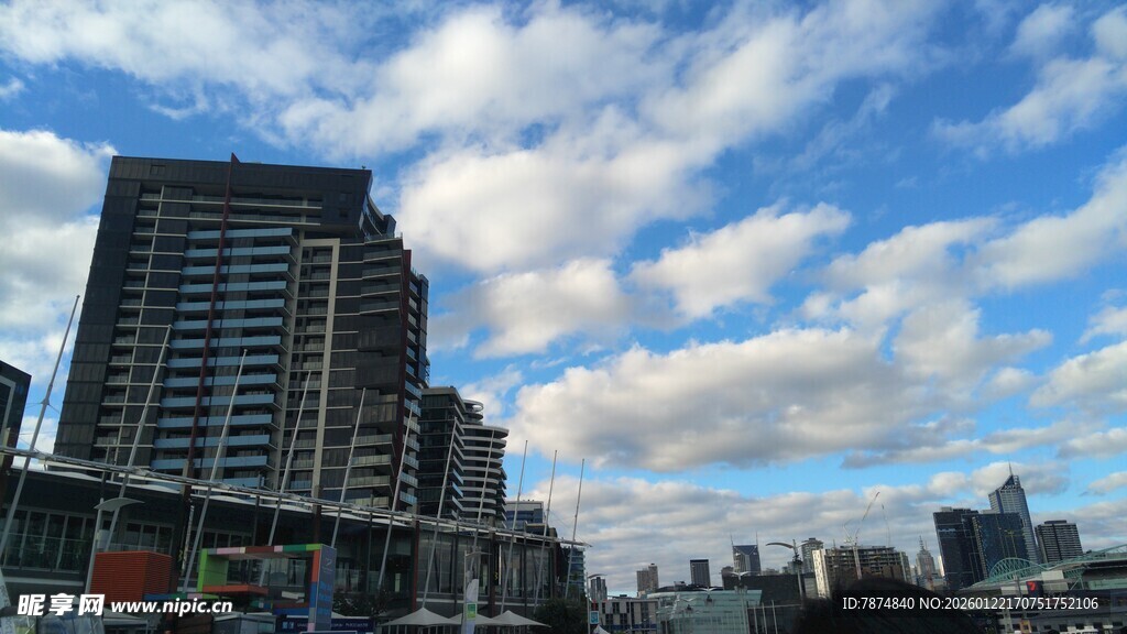 城市高楼与蓝天白云景观