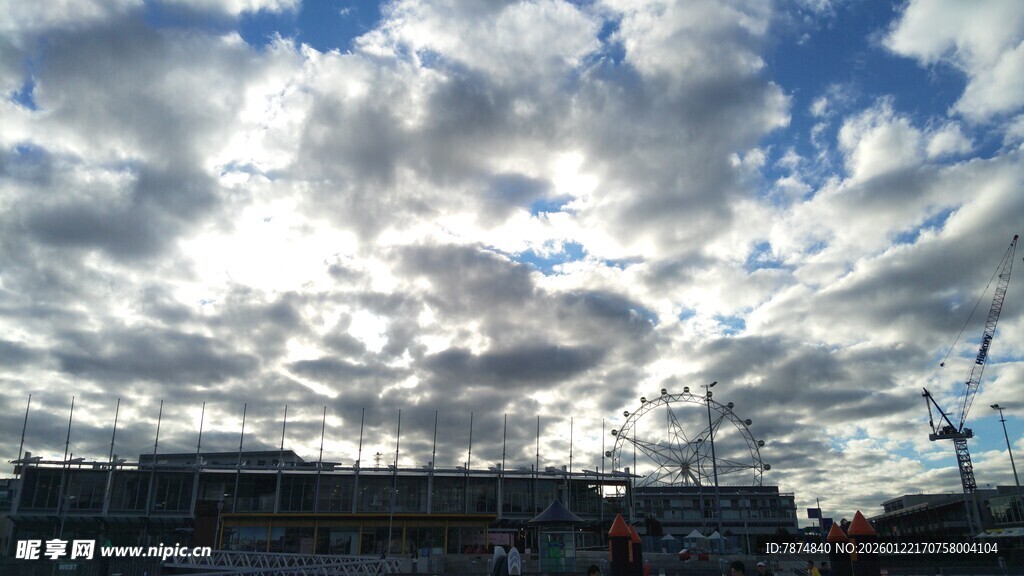 城市上空的多云景象