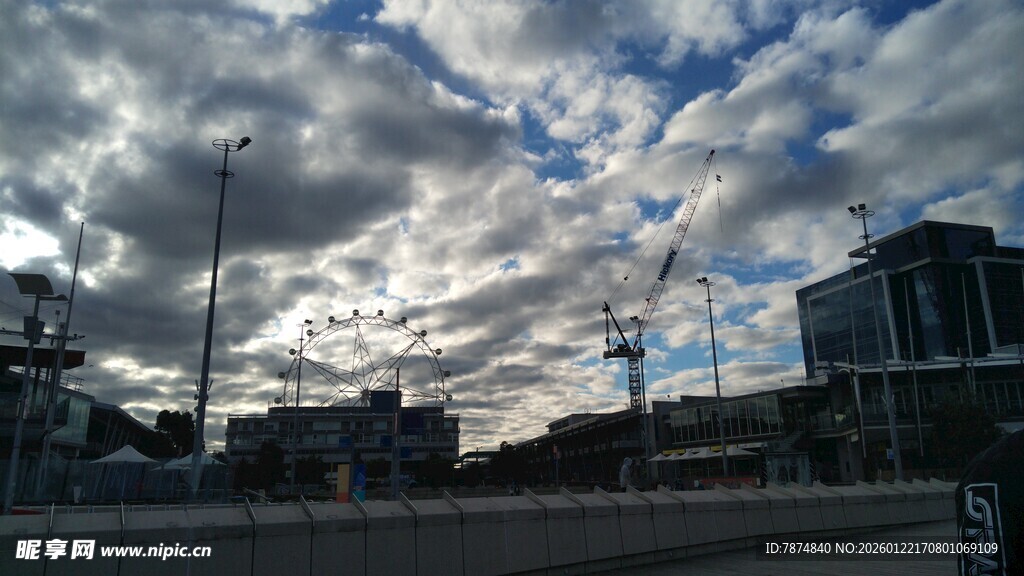 城市上空的多云景象