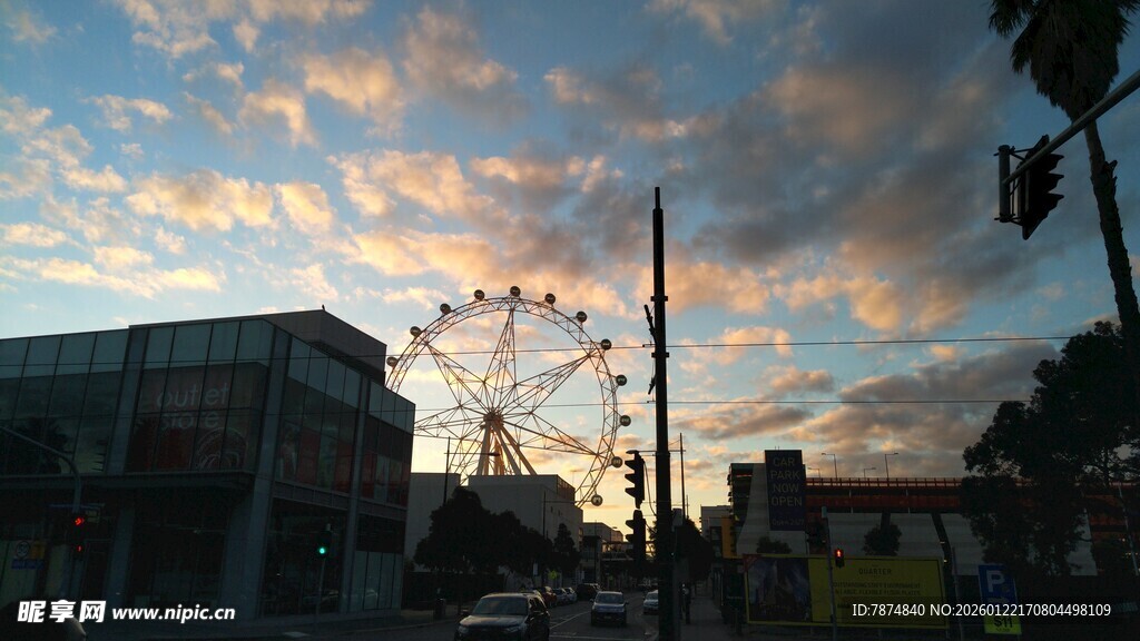 夕阳下的城市与摩天轮