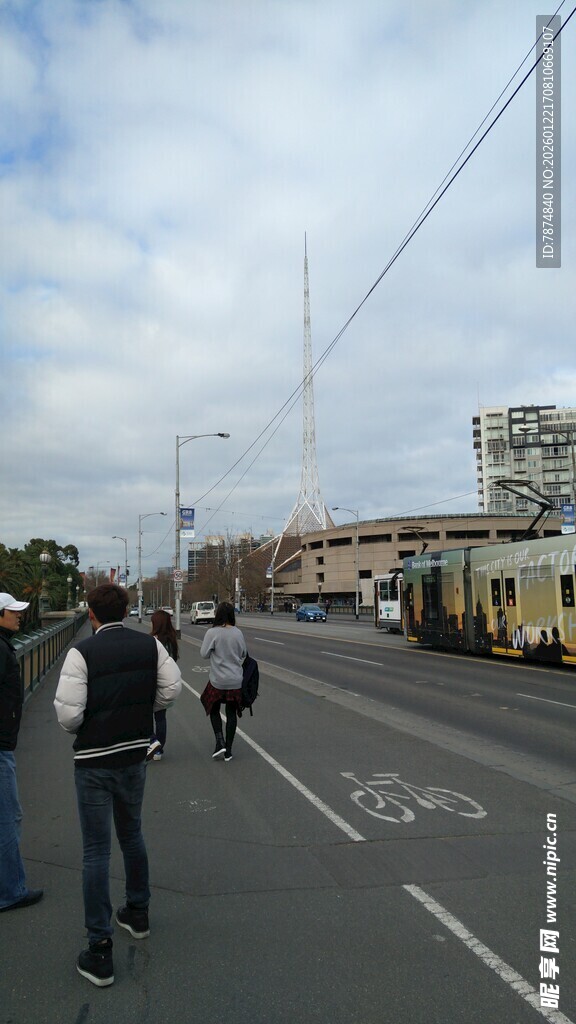 街道上行人漫步景象