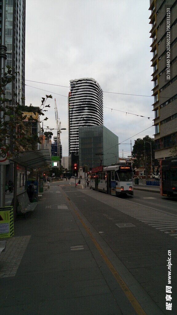 城市街道与高楼景象