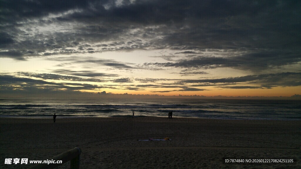 海边日落时分的壮美景色