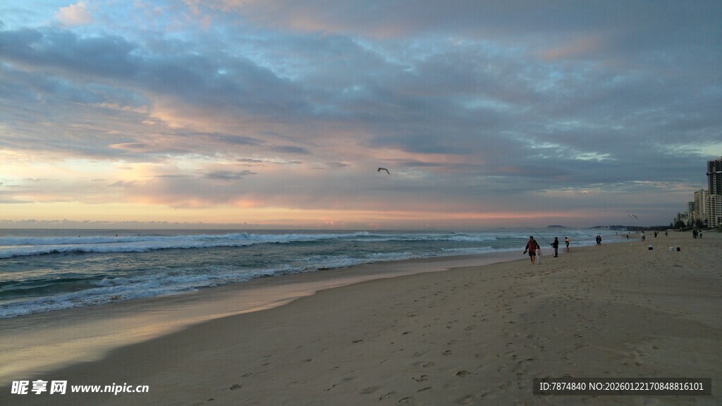 黄昏下的美丽海滨沙滩