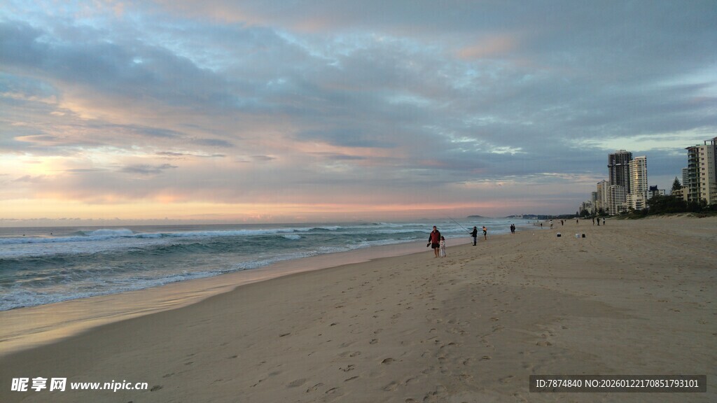 海滨黄昏美景 漫步沙滩