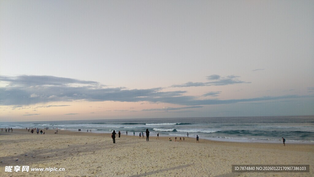 黄昏下的静谧海滩