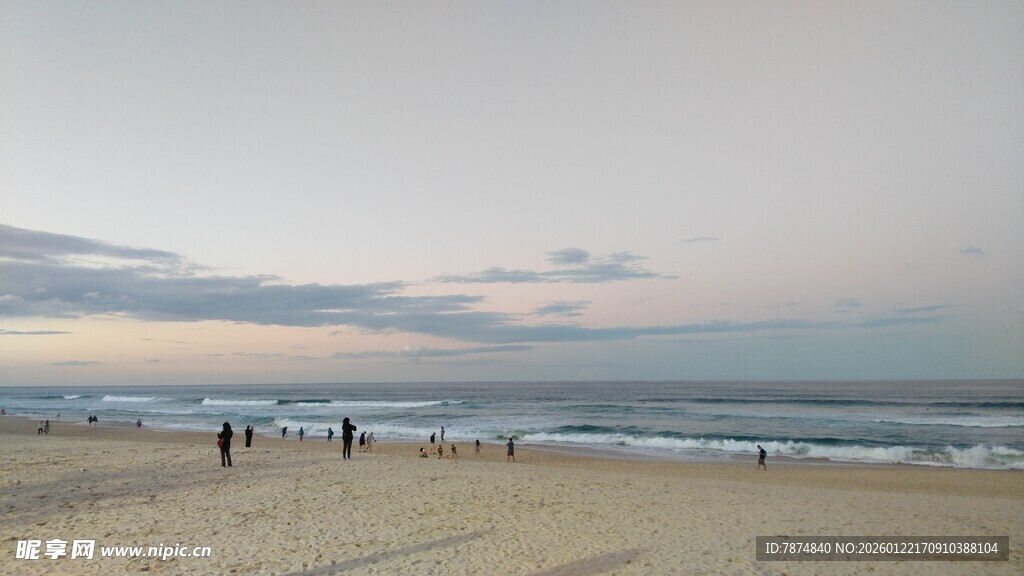 黄昏下的静谧海滩