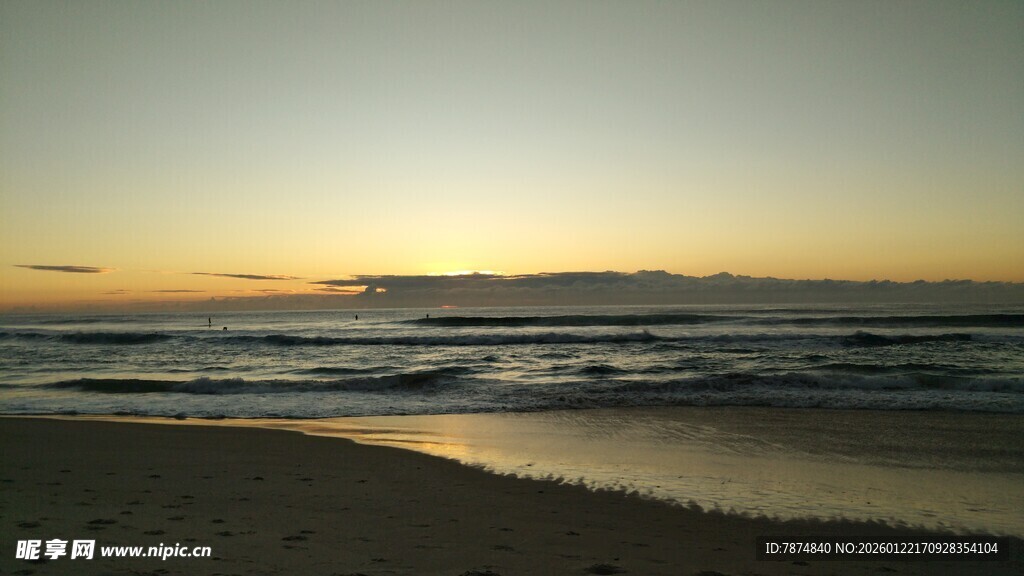 日落时分的静谧海滩