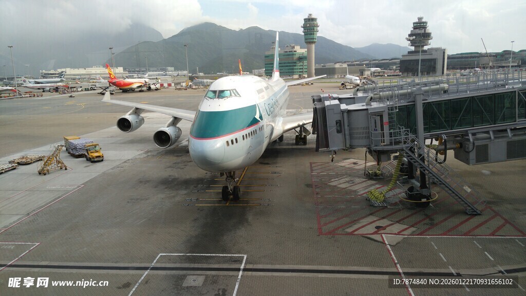 机场停机坪上的客机