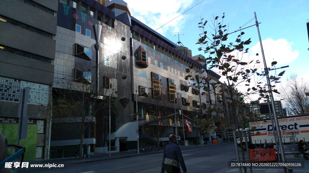 城市街道旁的多层建筑