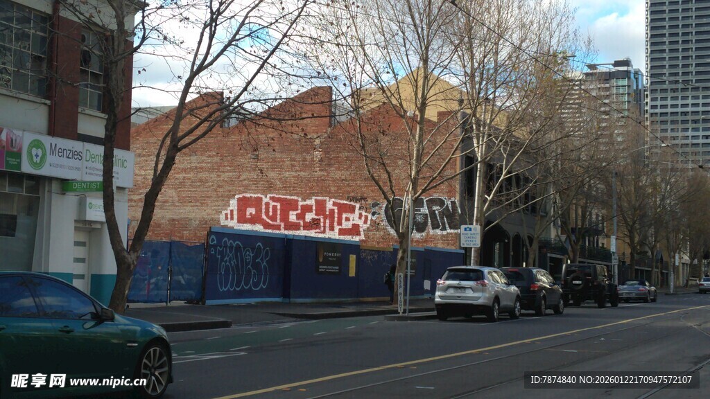 城市街边待售建筑景象