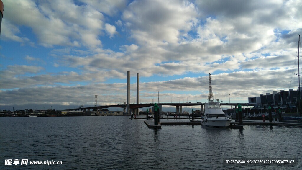 海港风光 船只停泊于码头