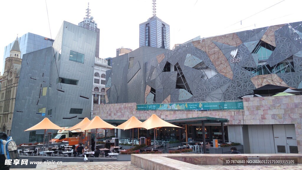 城市街头特色建筑与遮阳伞