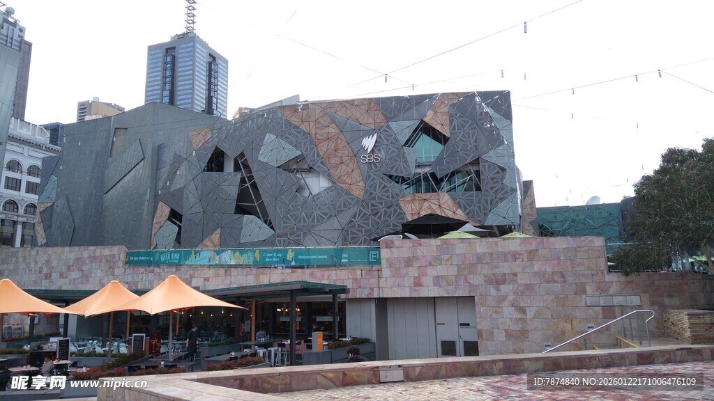 现代建筑前的户外摊位