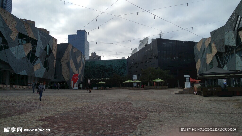 老旧小区空旷场地景象