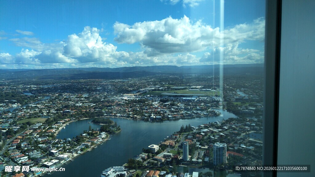 高空俯瞰城市与水域景观