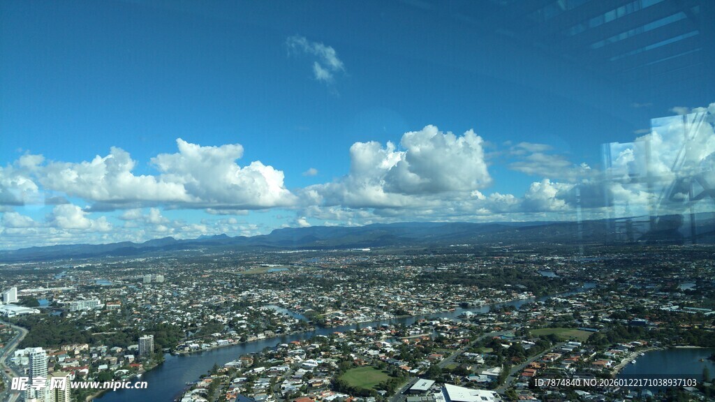 城市天际线与蓝天白云景观