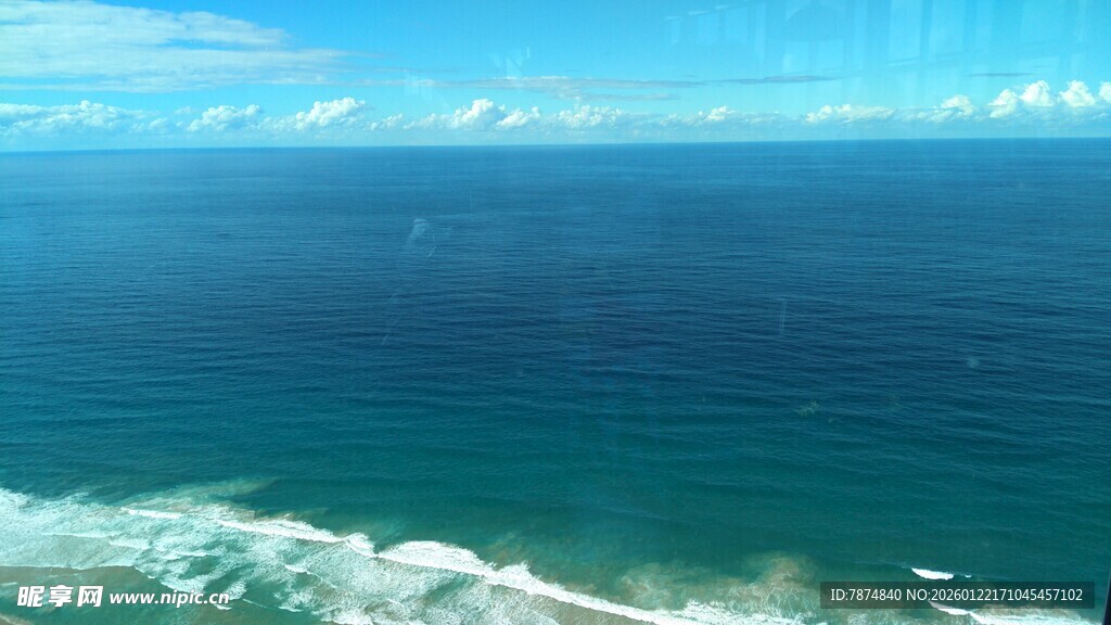 俯瞰蔚蓝大海与白色浪花