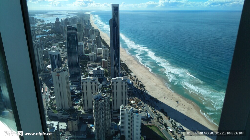 俯瞰城市与海岸线美景