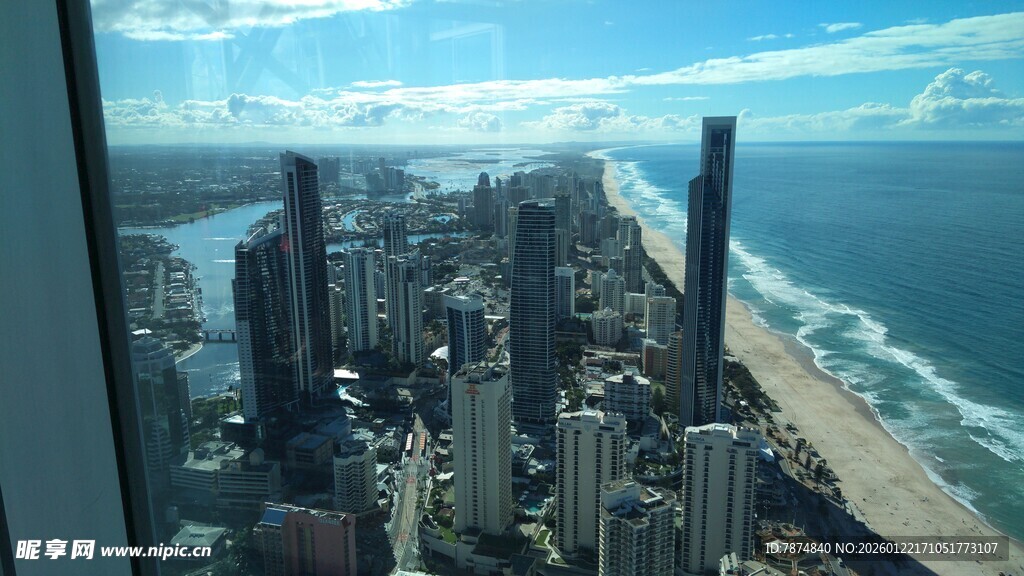 俯瞰城市与海岸线美景