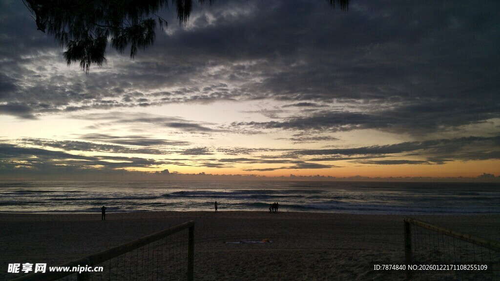 海边日落时分的美丽景象