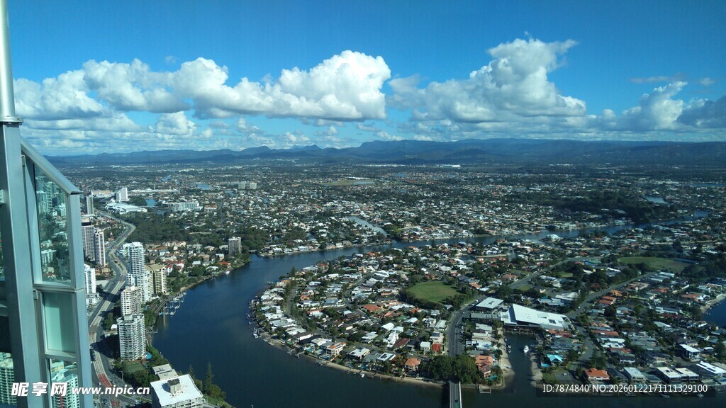 城市河畔全景俯瞰