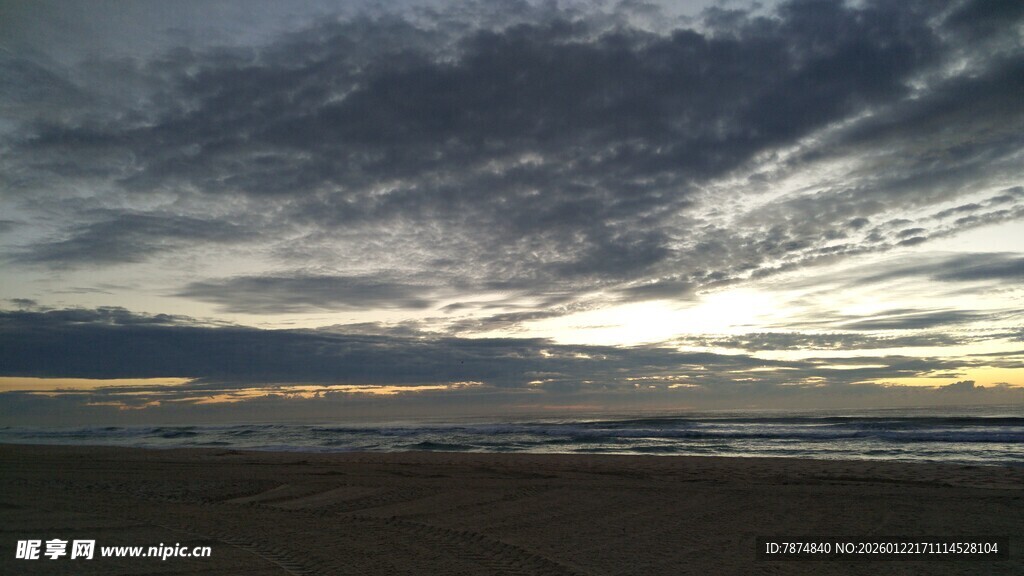 海边日落时分的壮丽天空