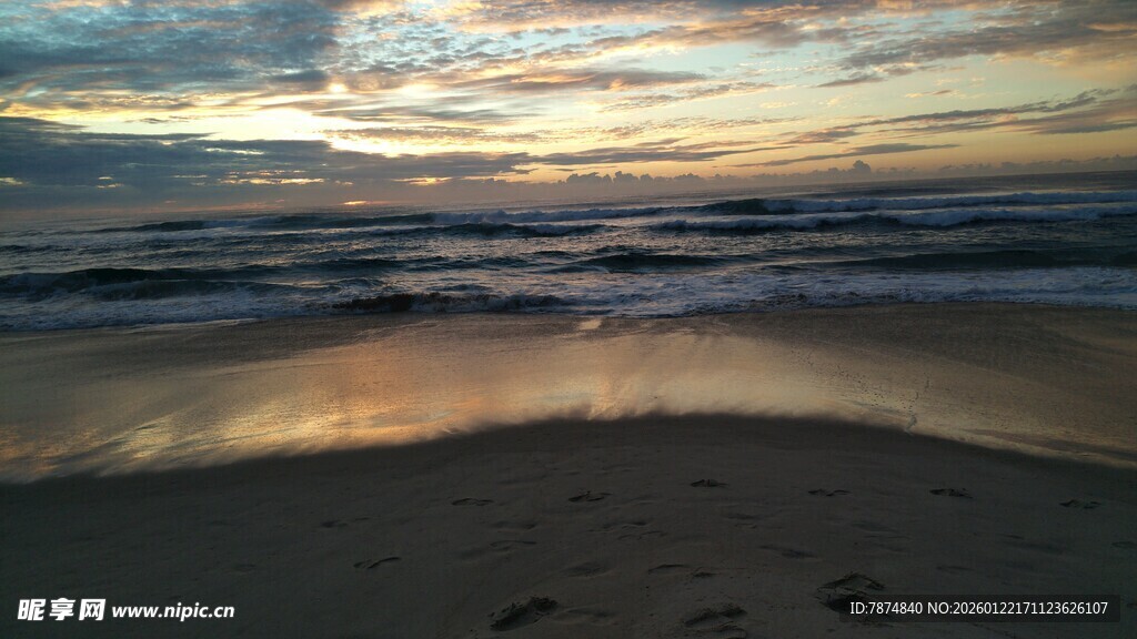 夕阳下的海滩美景