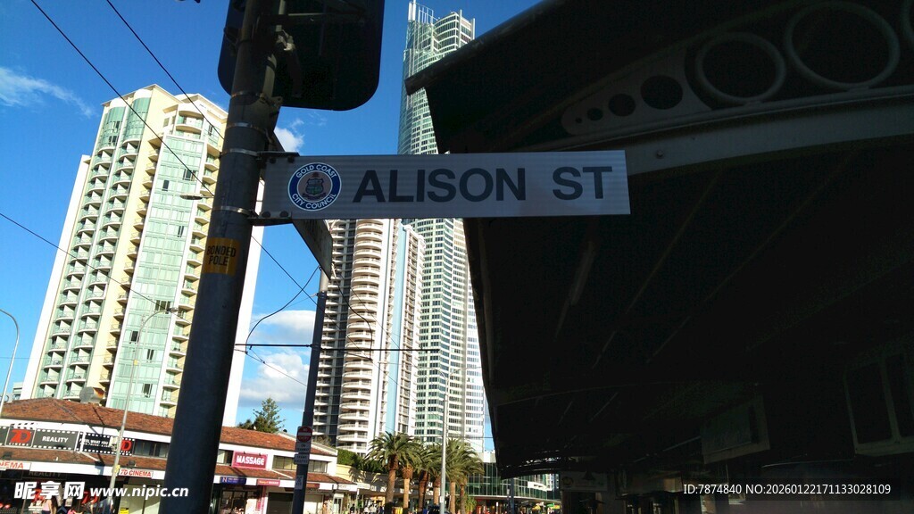 城市中悬挂的单行道指示牌