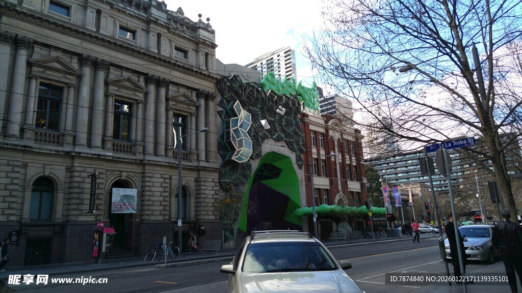 城市街道上的双层观光巴士