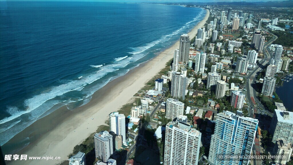 海滨城市高楼与海岸线风光