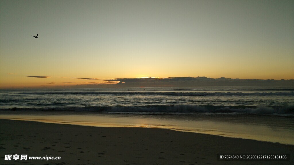 黄昏下的静谧海滩美景