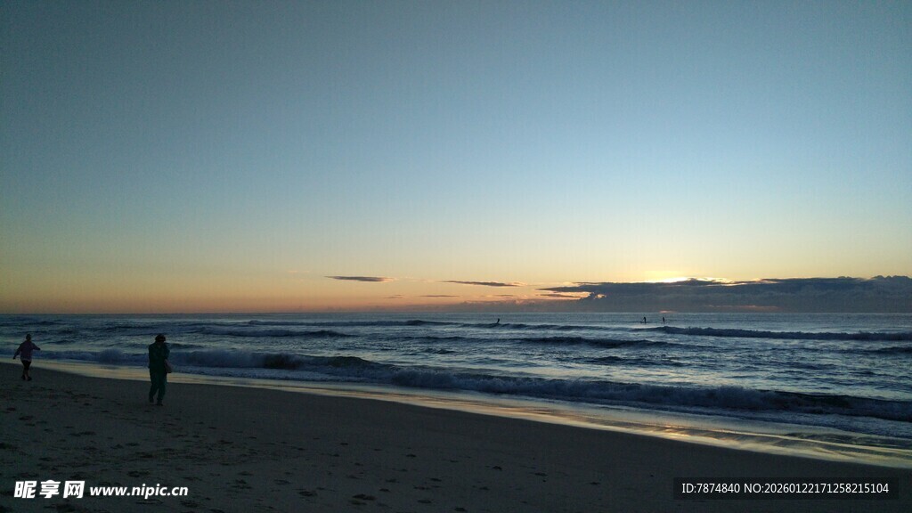 海边日落时的静谧景象