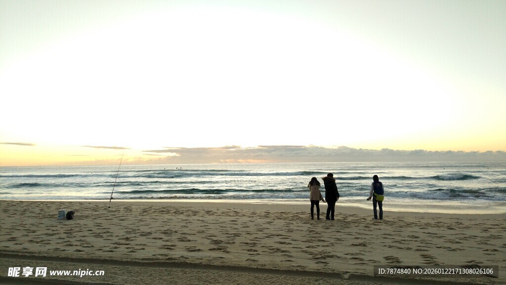 海滩漫步的温馨三人身影