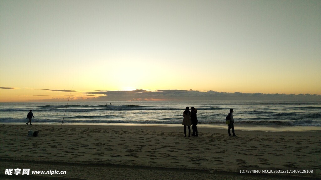 夕阳下的海边漫步场景