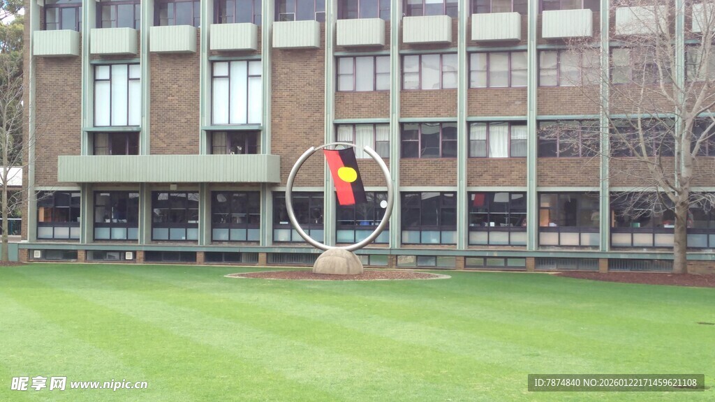 校园草坪上的雕塑景观