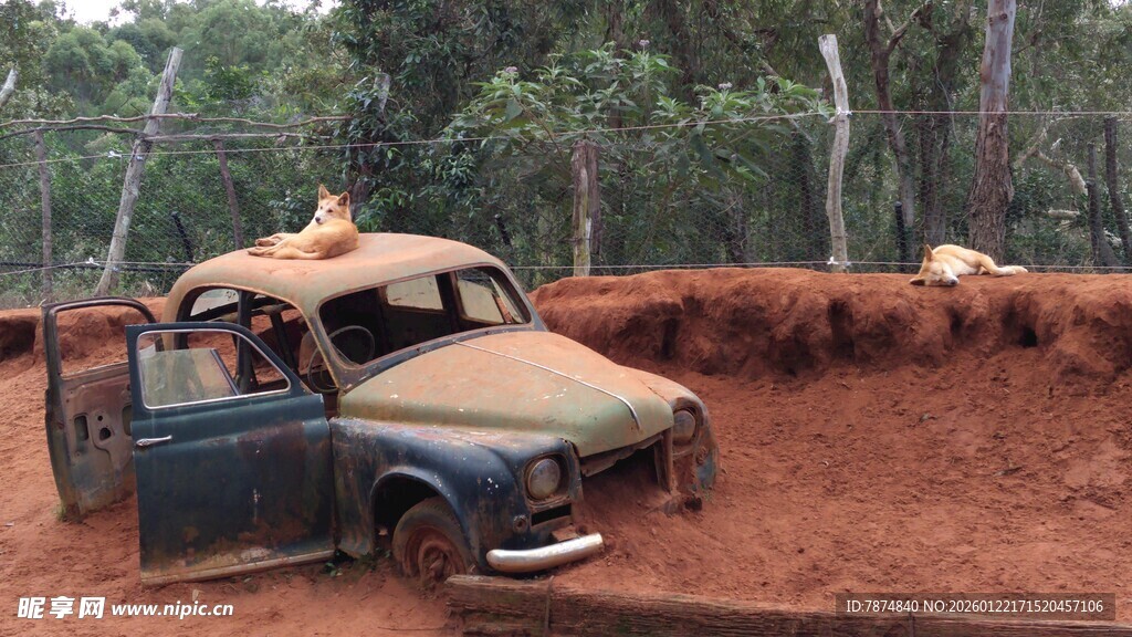 泥泞中陷车的老旧越野车