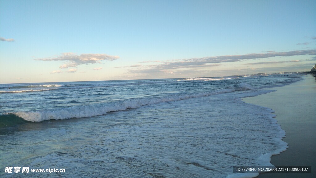 海边美景 海浪轻拍沙滩