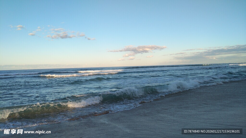 海边美景 海浪轻拍沙滩
