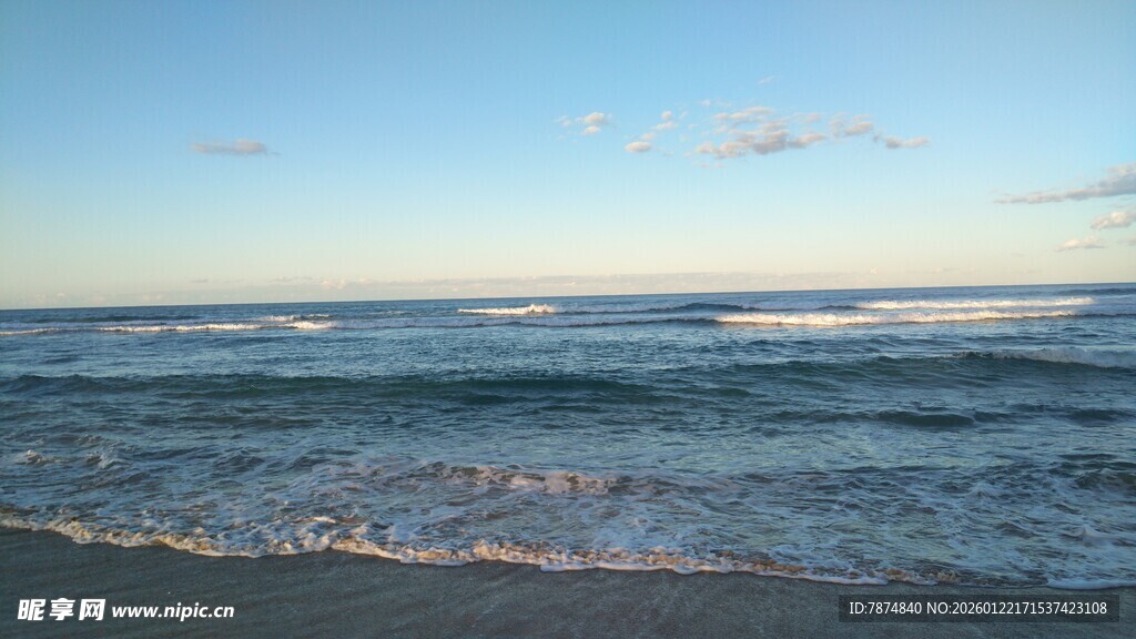 海边美景 海浪轻拍沙滩