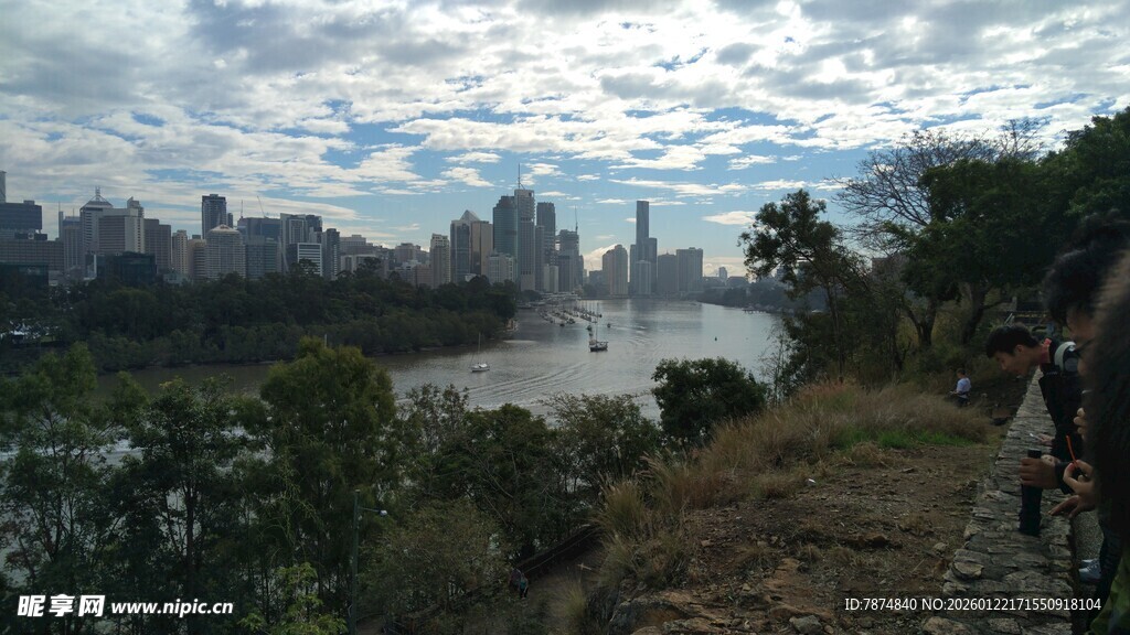 河畔城市风光远眺