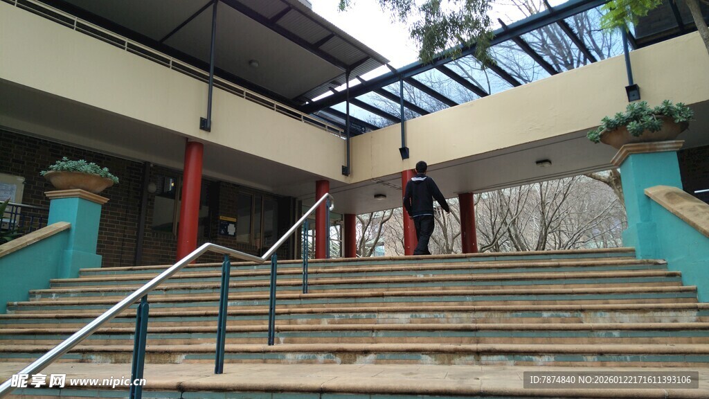 户外彩色台阶与扶手景观