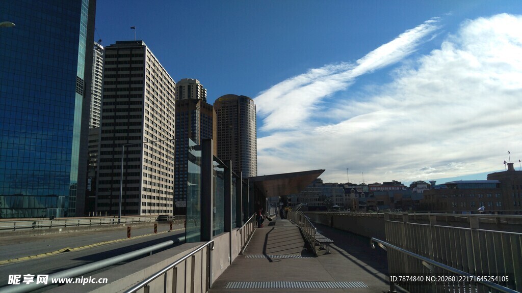 城市高楼间的户外步行道