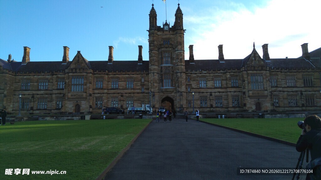 古老庄严的欧式校园建筑