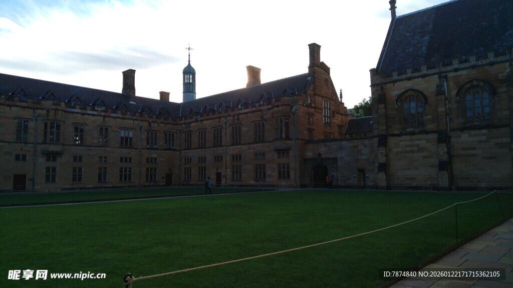 古老庭院中的大片绿草地